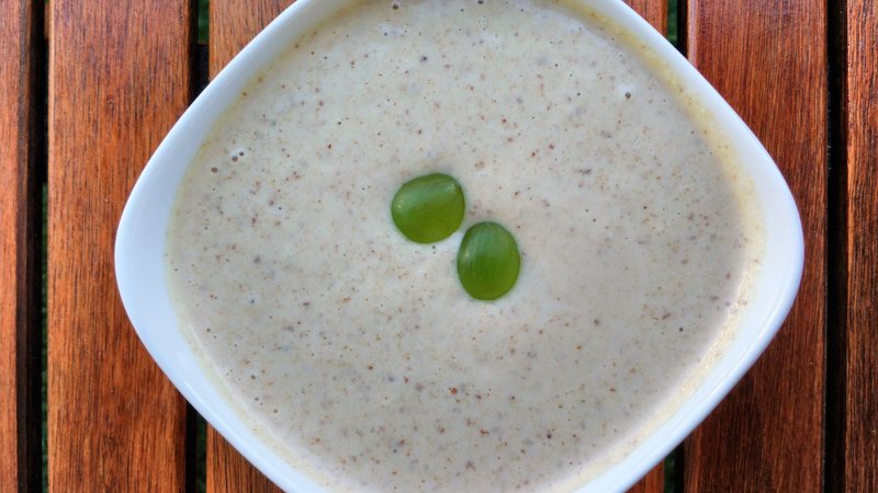 Ajoblanco almeriense, sopa fría de almendras con uva, servido en cuenco de barro