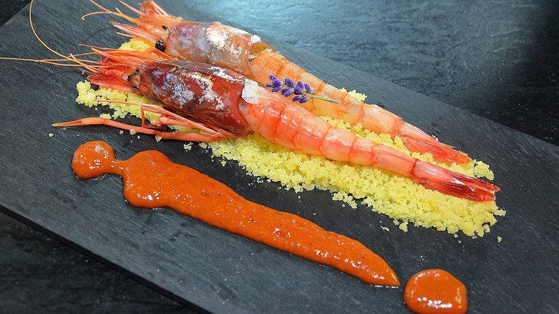 Gambas rojas frescas sobre hielo en la lonja de Garrucha, Almería