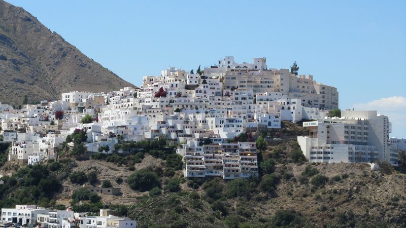 Vista panorámica del casco histórico de Mojácar con sus casas blancas escalonadas sobre el promontorio
