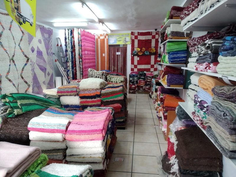 Muestra de jarrapas en una tienda del casco histórico de Níjar, con tejidos de colores geométricos