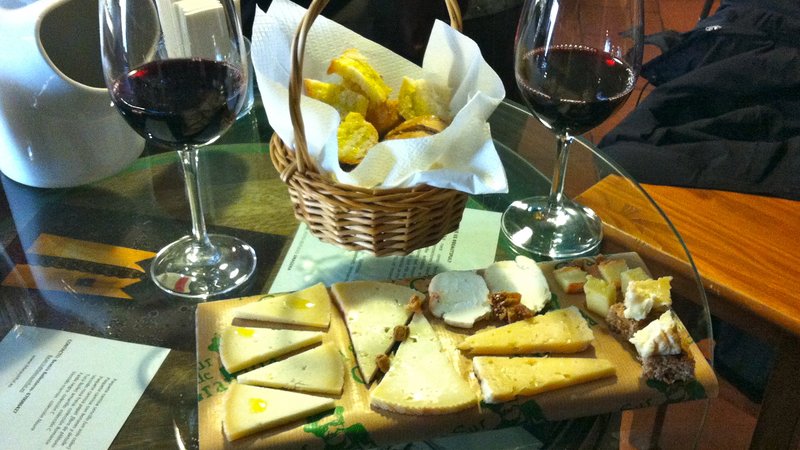Barra de bar con tapas variadas en Almería capital