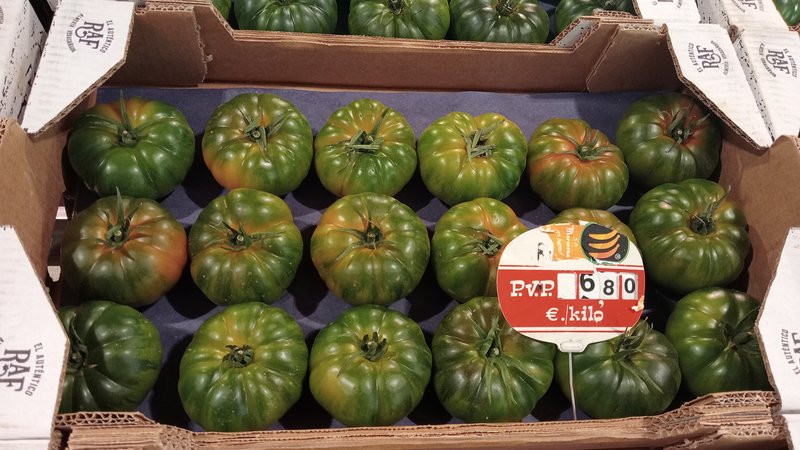 Tomates raf con su piel rugosa característica en el mercado almeriense